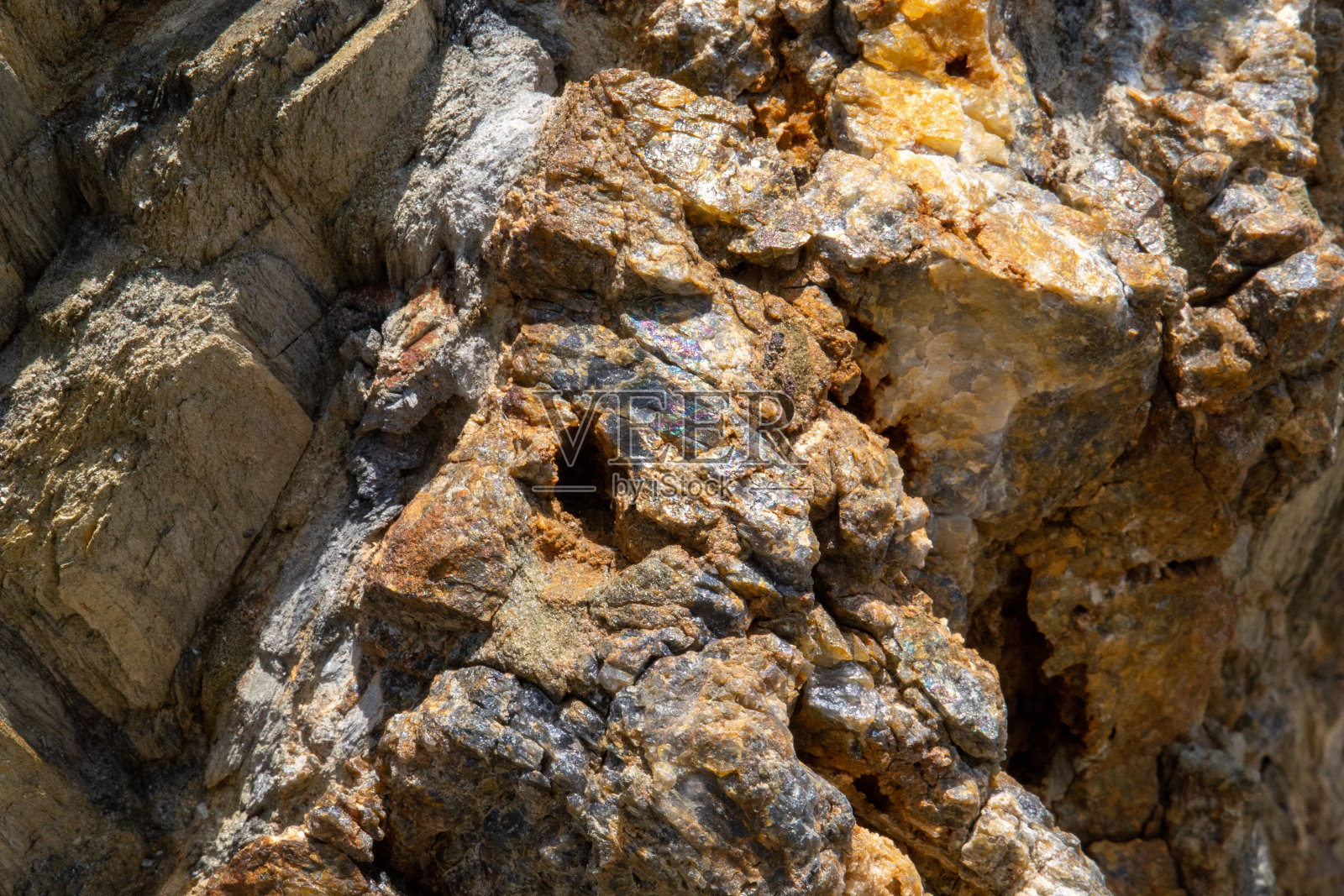岩石与销售细节和镶嵌的各种矿物，自然形成的岩层照片摄影图片