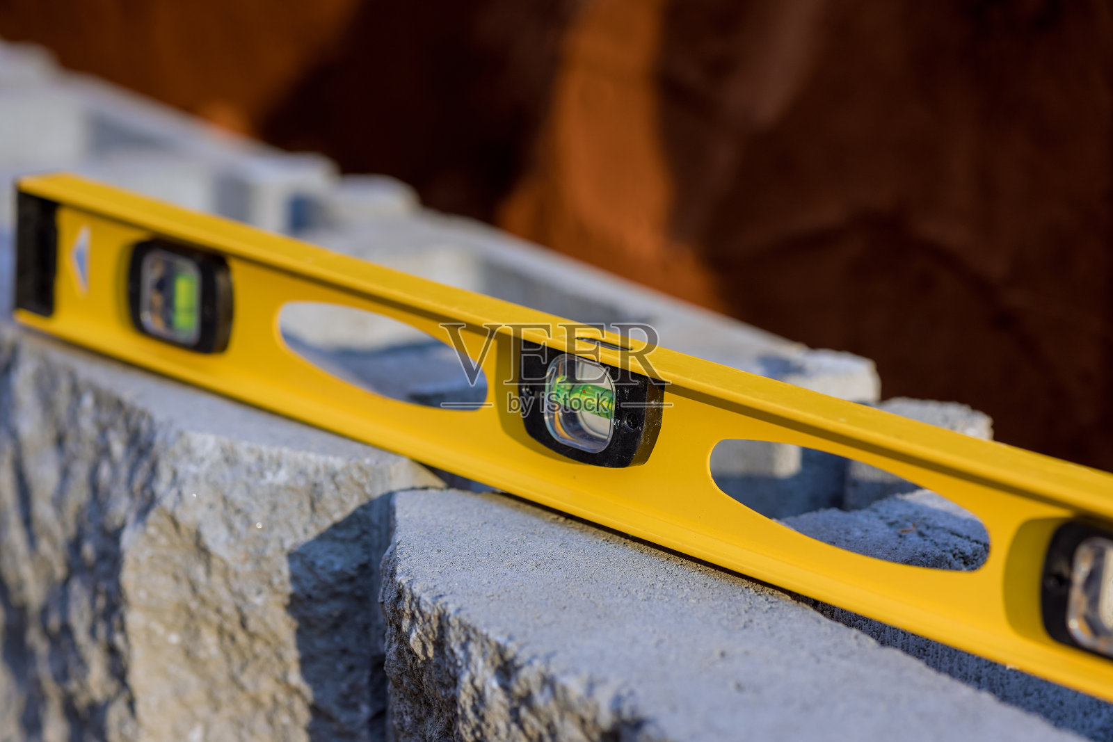 在新建物业的挡土墙施工过程中，a在施工过程中调平工具。照片摄影图片