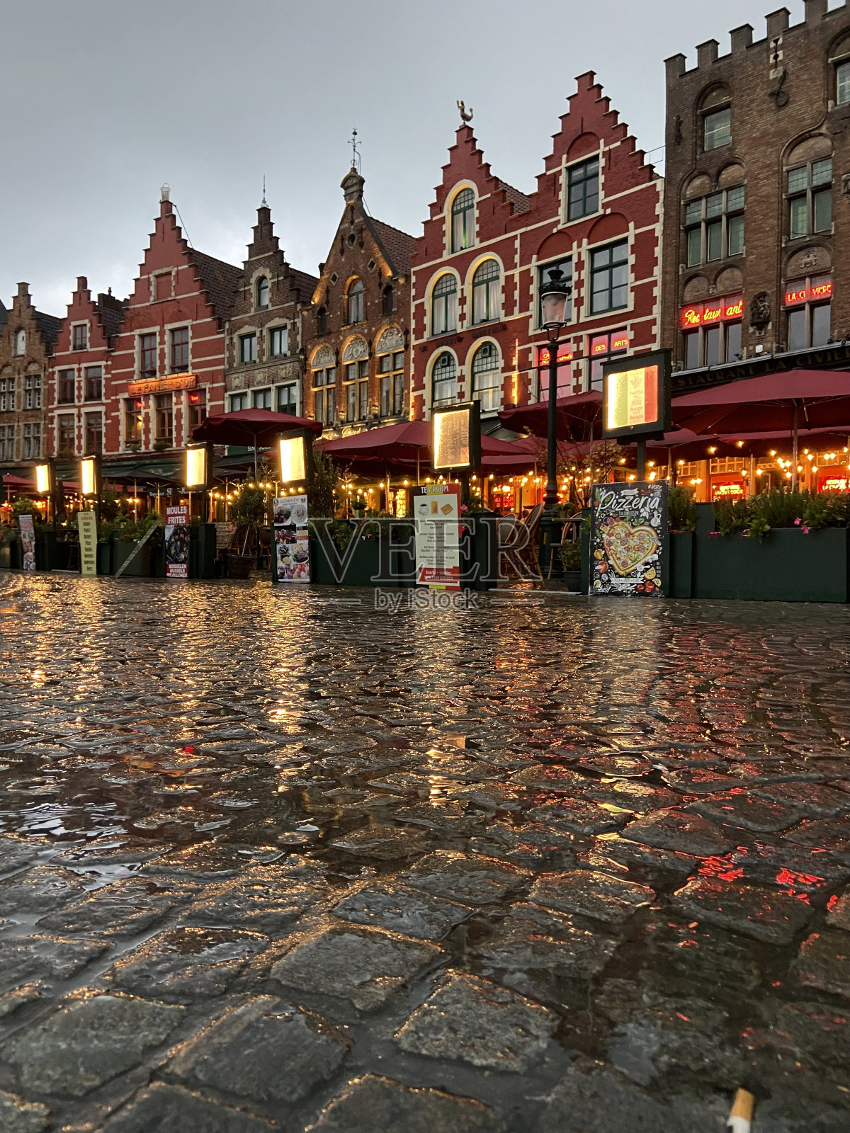 雨中的房屋照片摄影图片