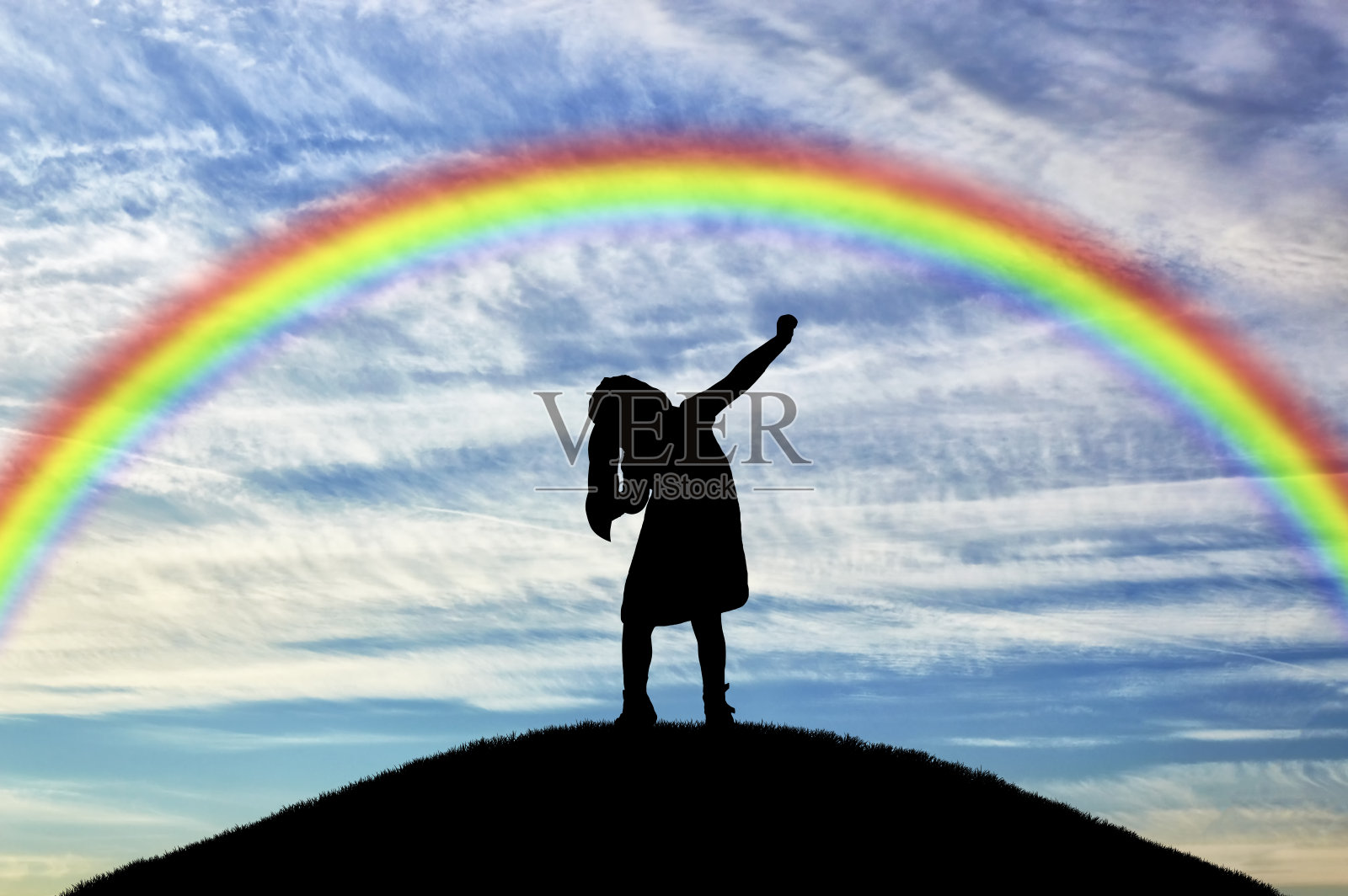 剪影小快乐女婴和彩虹在天空照片摄影图片