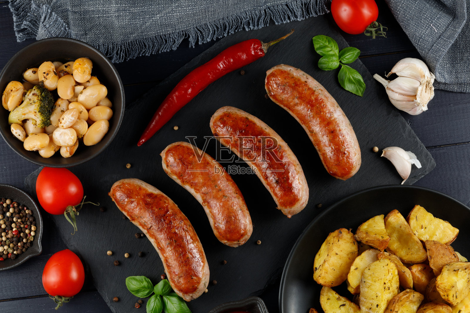 美味的菜肴与炸香肠俯视图。在餐馆吃午餐。照片摄影图片