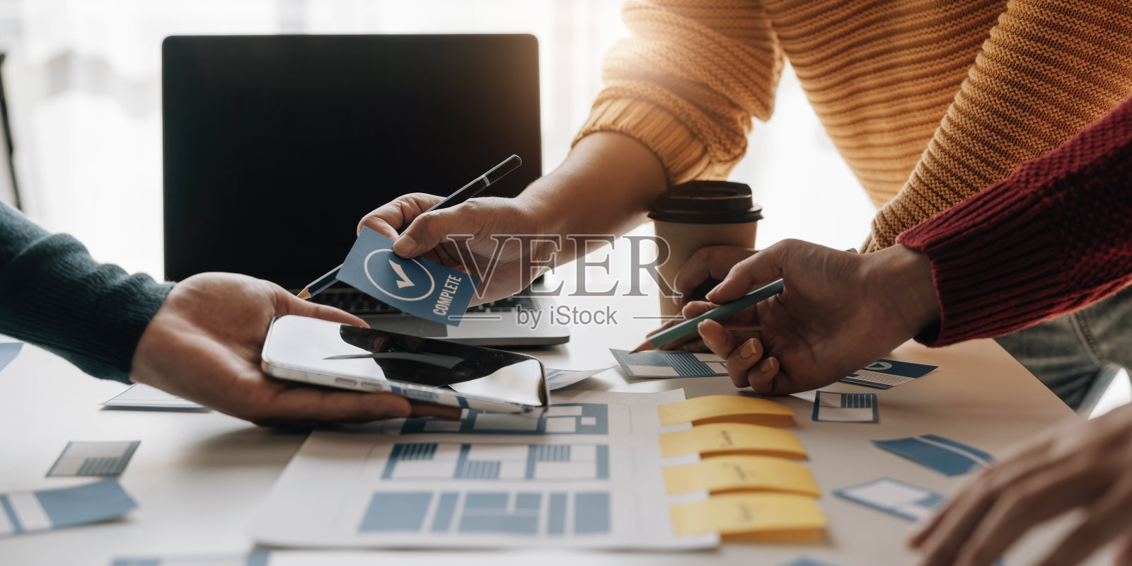 年轻的亚洲商业创意团队合作，移动应用软件设计项目。头脑风暴会议，互联网技术，智能手机网页应用设计，办公室同事团队合作概念照片摄影图片