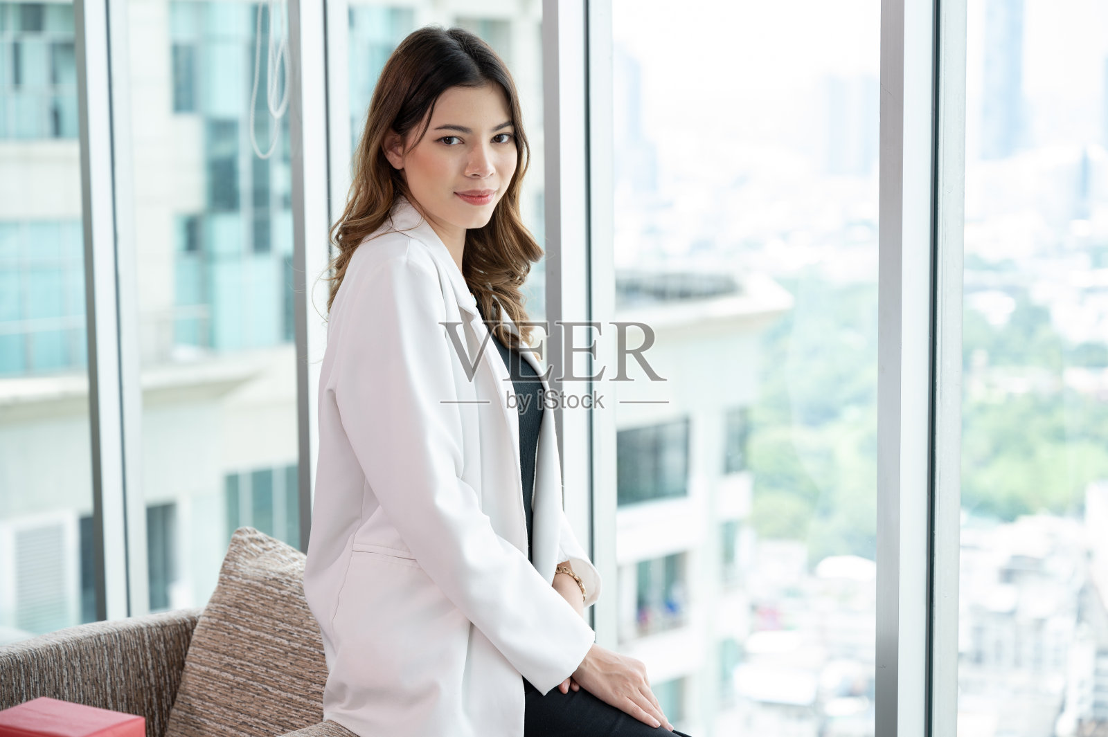 画像美丽的女商人与城市窗外的背景照片摄影图片