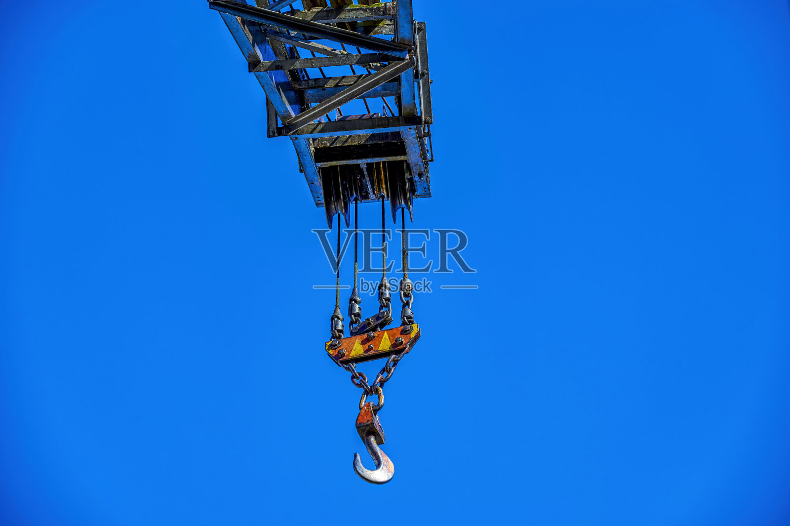 一个退役的历史悠久的港口起重机的细节。照片摄影图片