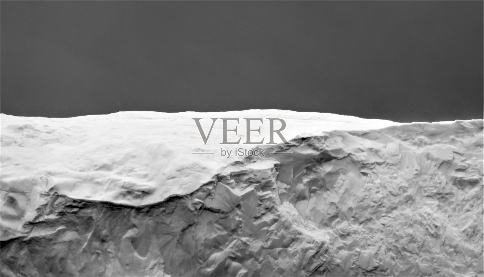 漂浮在南极洲的冰山照片摄影图片