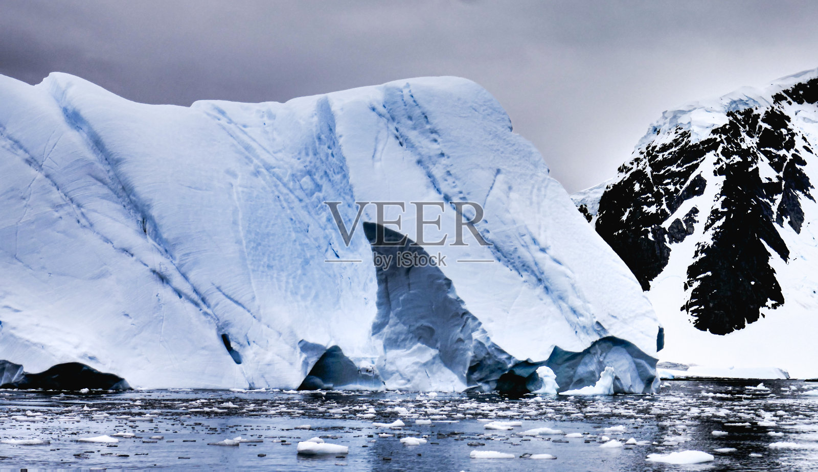 漂浮在南极洲的冰山照片摄影图片
