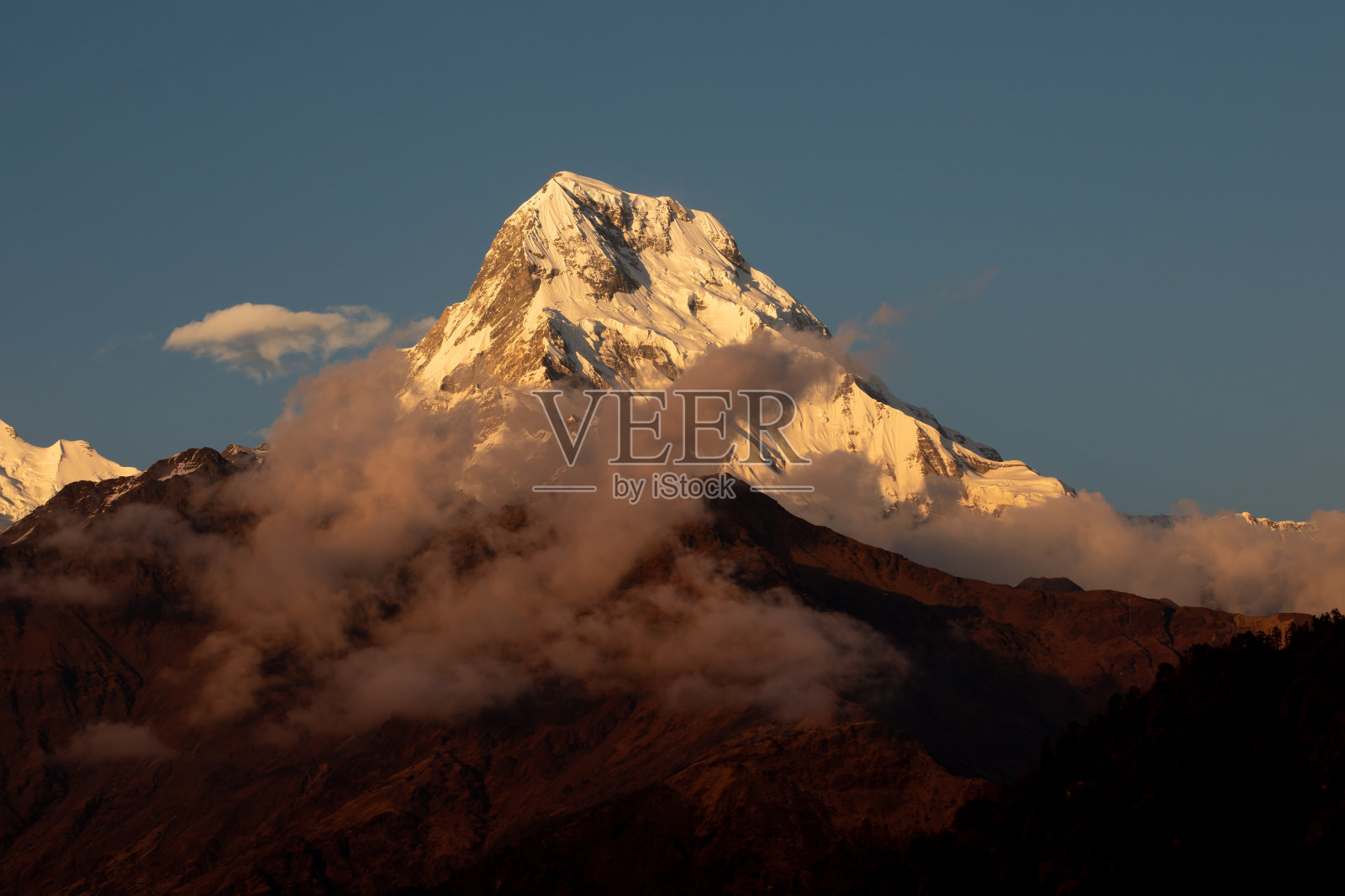 尼泊尔的山峰照片摄影图片