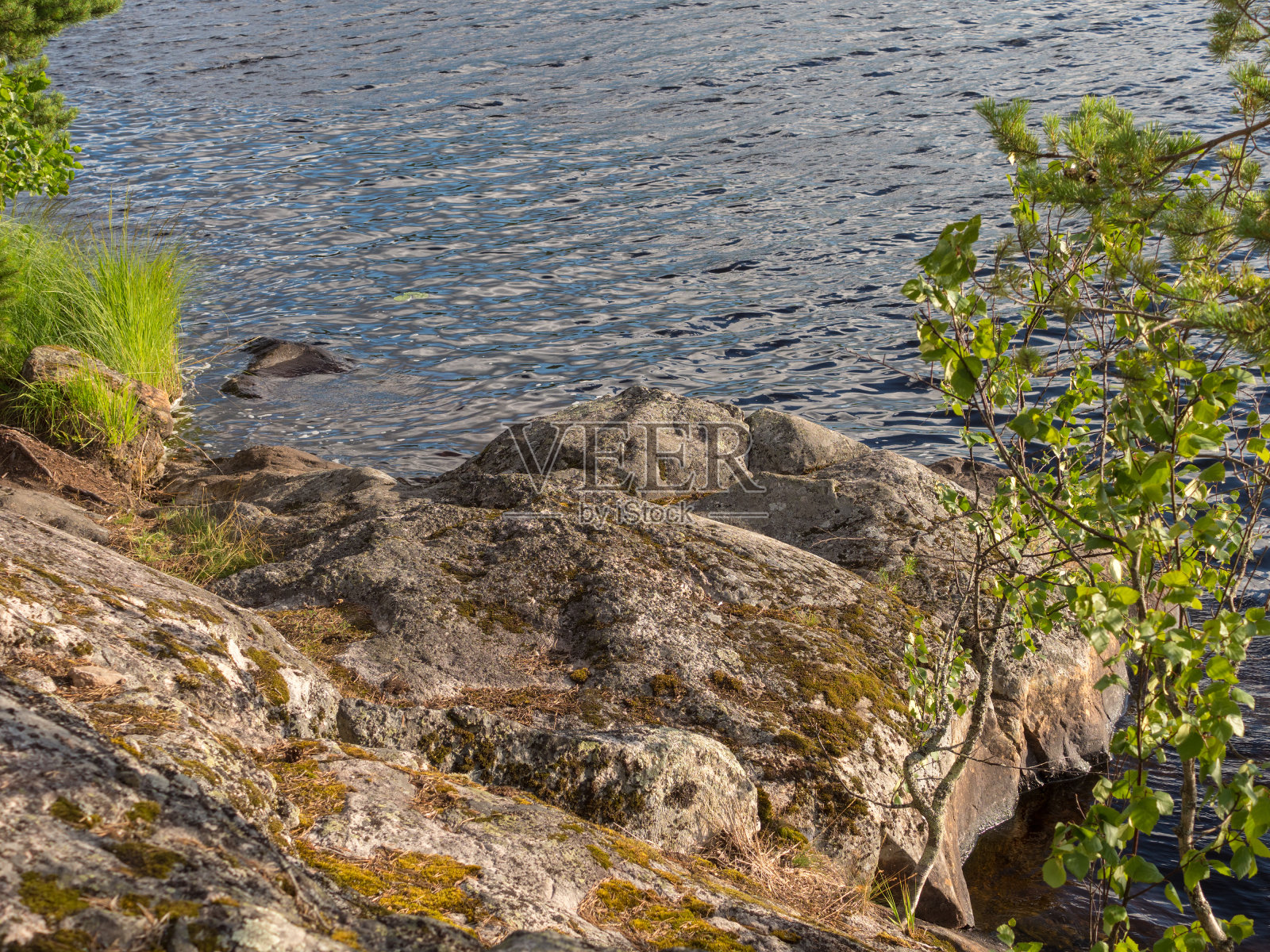 湖岸的岩石照片摄影图片