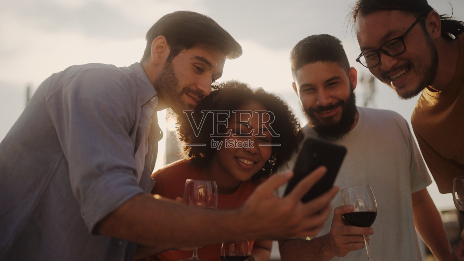 朋友们组织了一个私人聚会。照片摄影图片