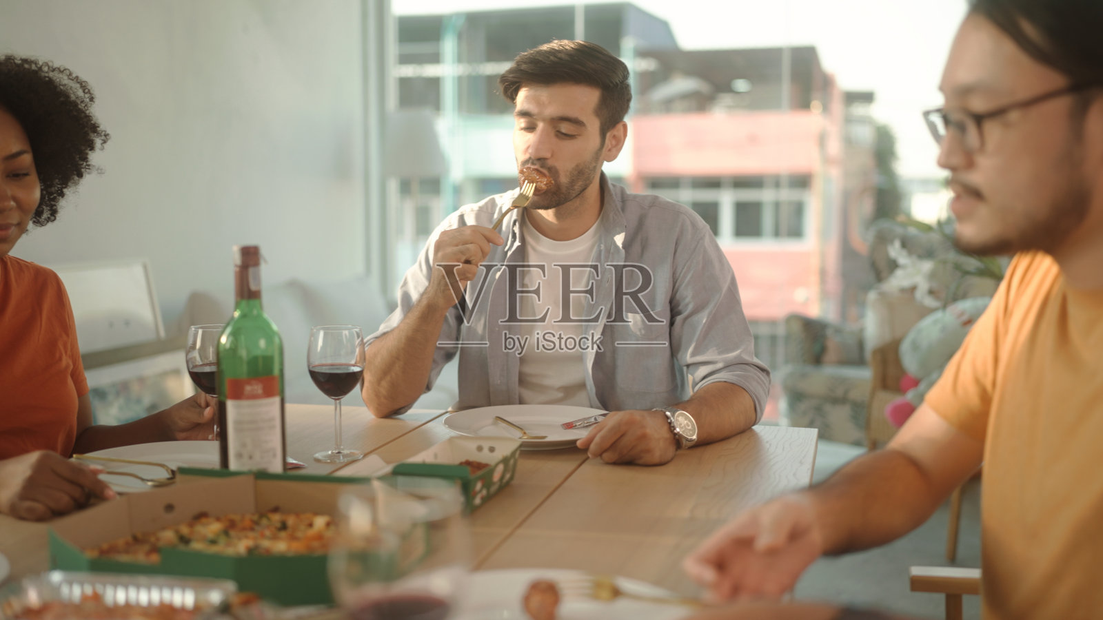 朋友们组织了一个私人聚会。照片摄影图片