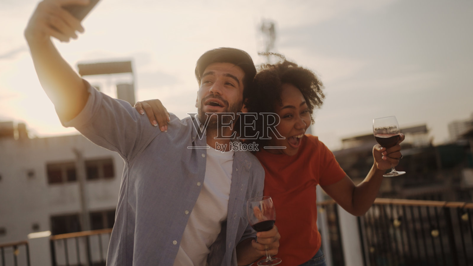 朋友们组织了一个私人聚会。照片摄影图片