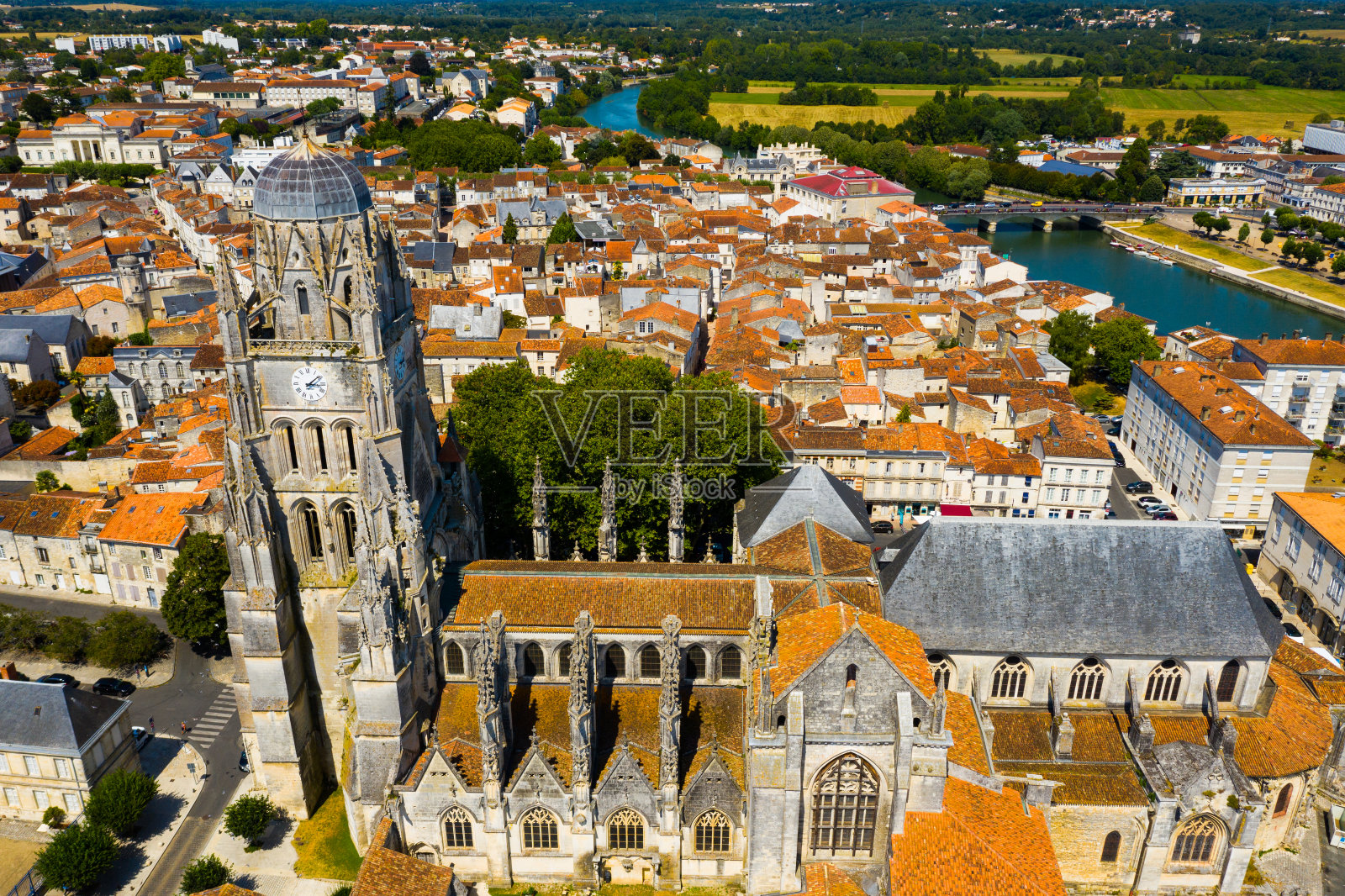 无人机鸟瞰法国圣大教堂的历史区照片摄影图片