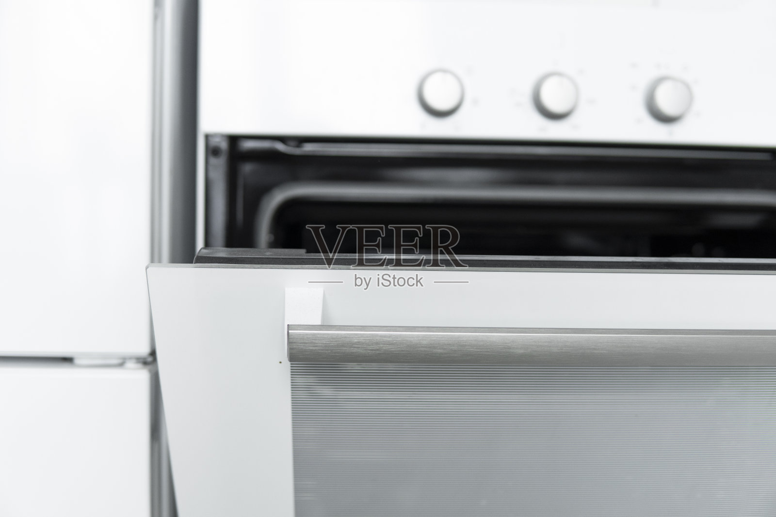 打开白色厨房烤箱上一个舒适的厨房。照片摄影图片