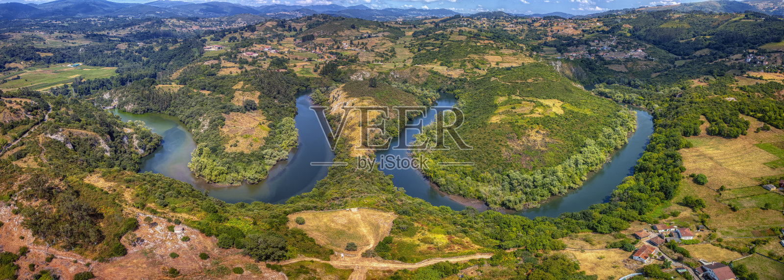 西班牙阿斯图里亚斯的诺拉河。照片摄影图片