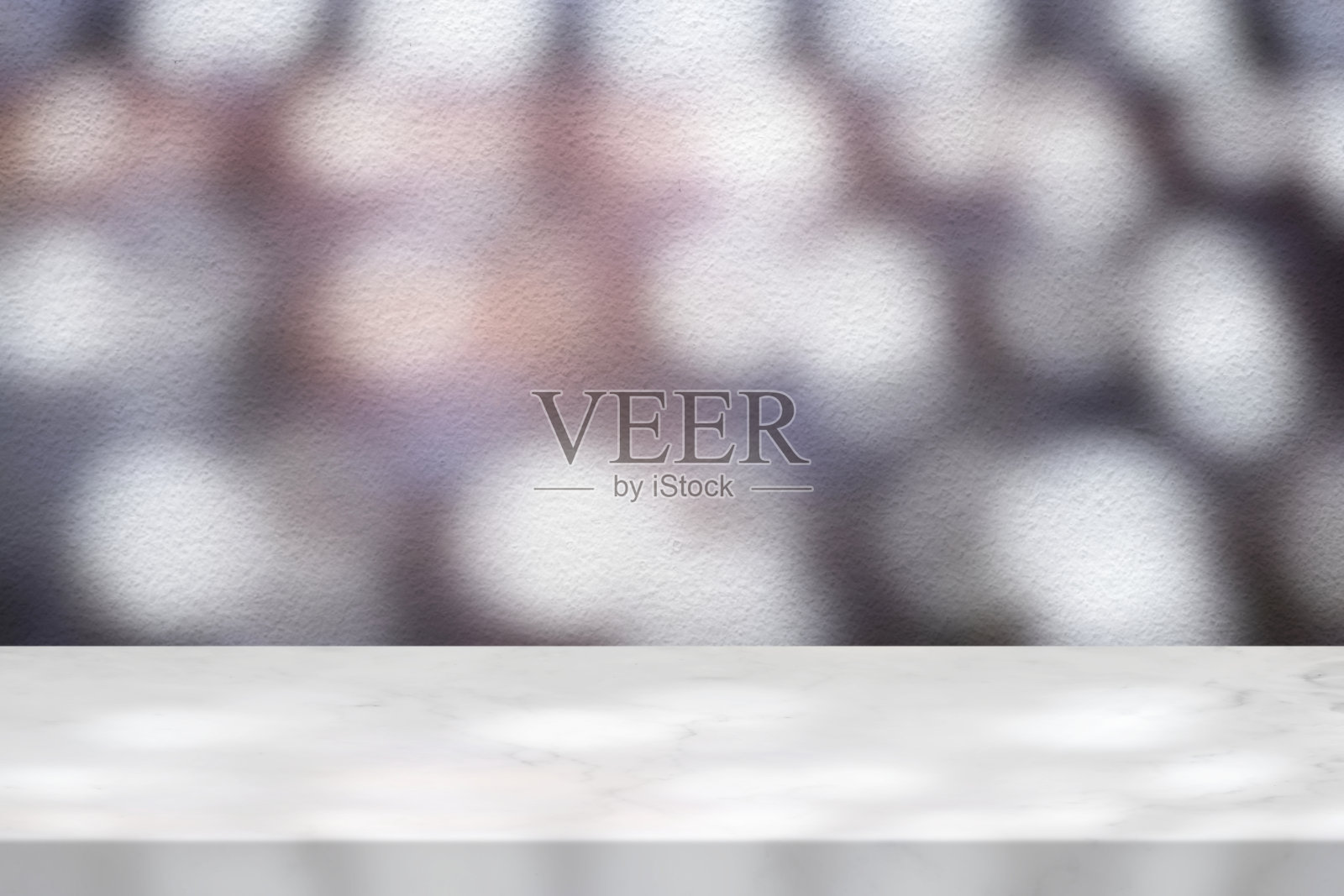 大理石桌子与白色灰泥墙纹理背景与光束，散景和阴影，适合产品展示背景，展示，和模拟。照片摄影图片