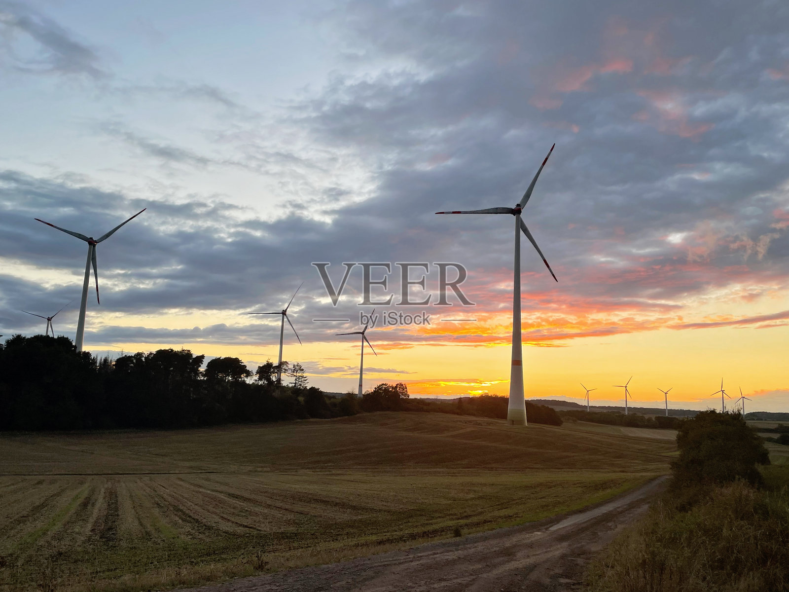 日落时的风电场或风电场全景，带有用于发电的高风力涡轮机和复制空间。绿色能源概念。照片摄影图片