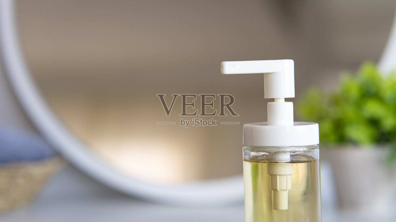 液体肥皂瓶，灰色毛巾放在浴室的篮子上。卫生健康的生活理念。特写，选择性聚焦照片摄影图片