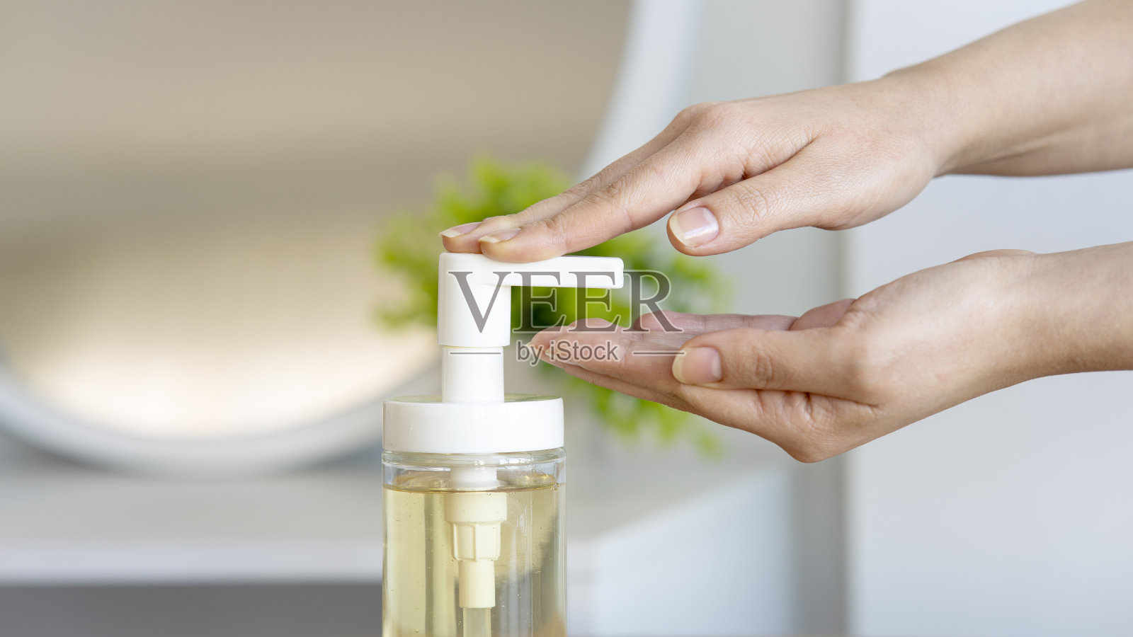 浴室里有一瓶肥皂的女人照片摄影图片