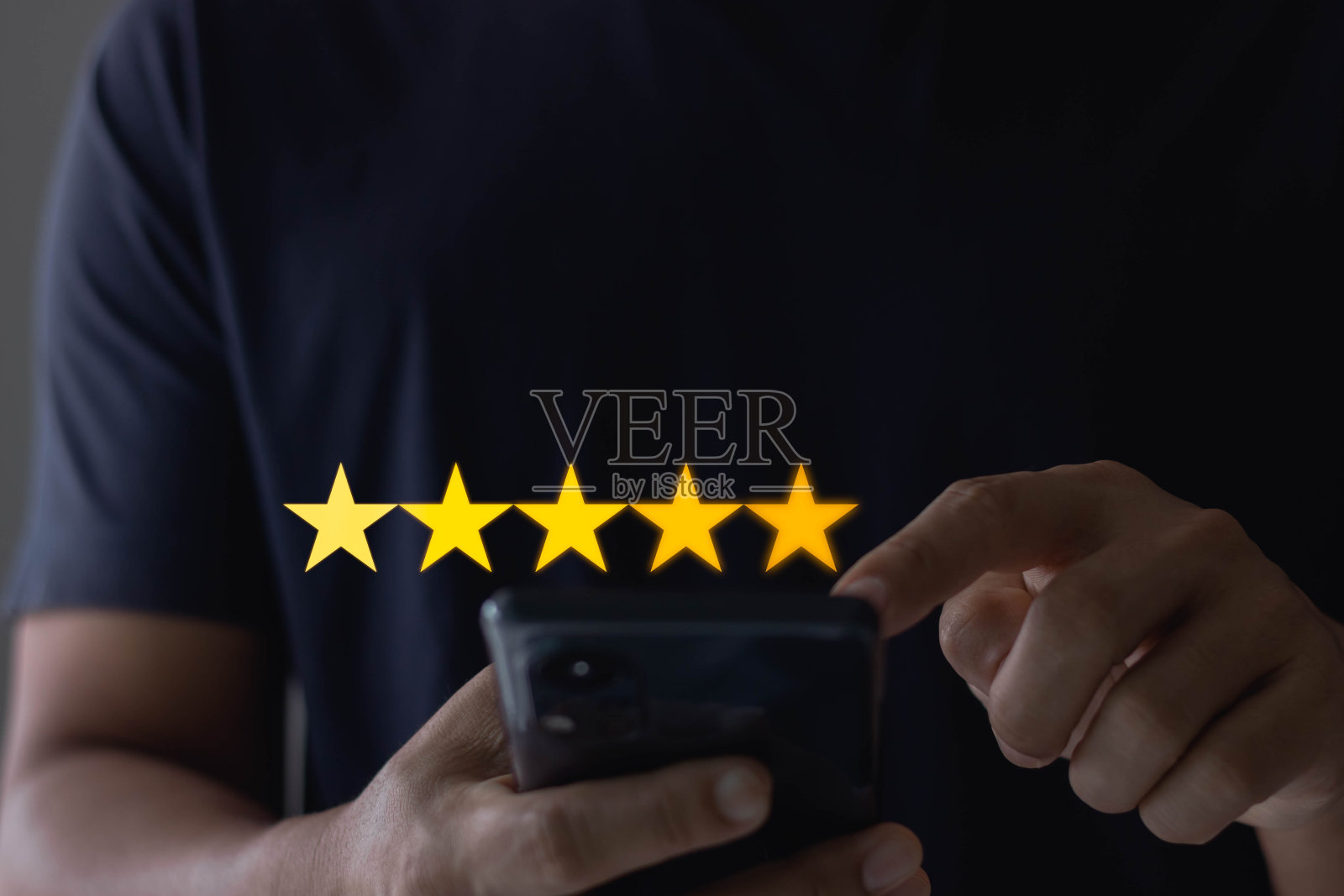 客户服务体验与企业满意度调查概念。在手机上使用智能手机，并给出五星标志，以提高在线应用上的产品和服务的评级。照片摄影图片