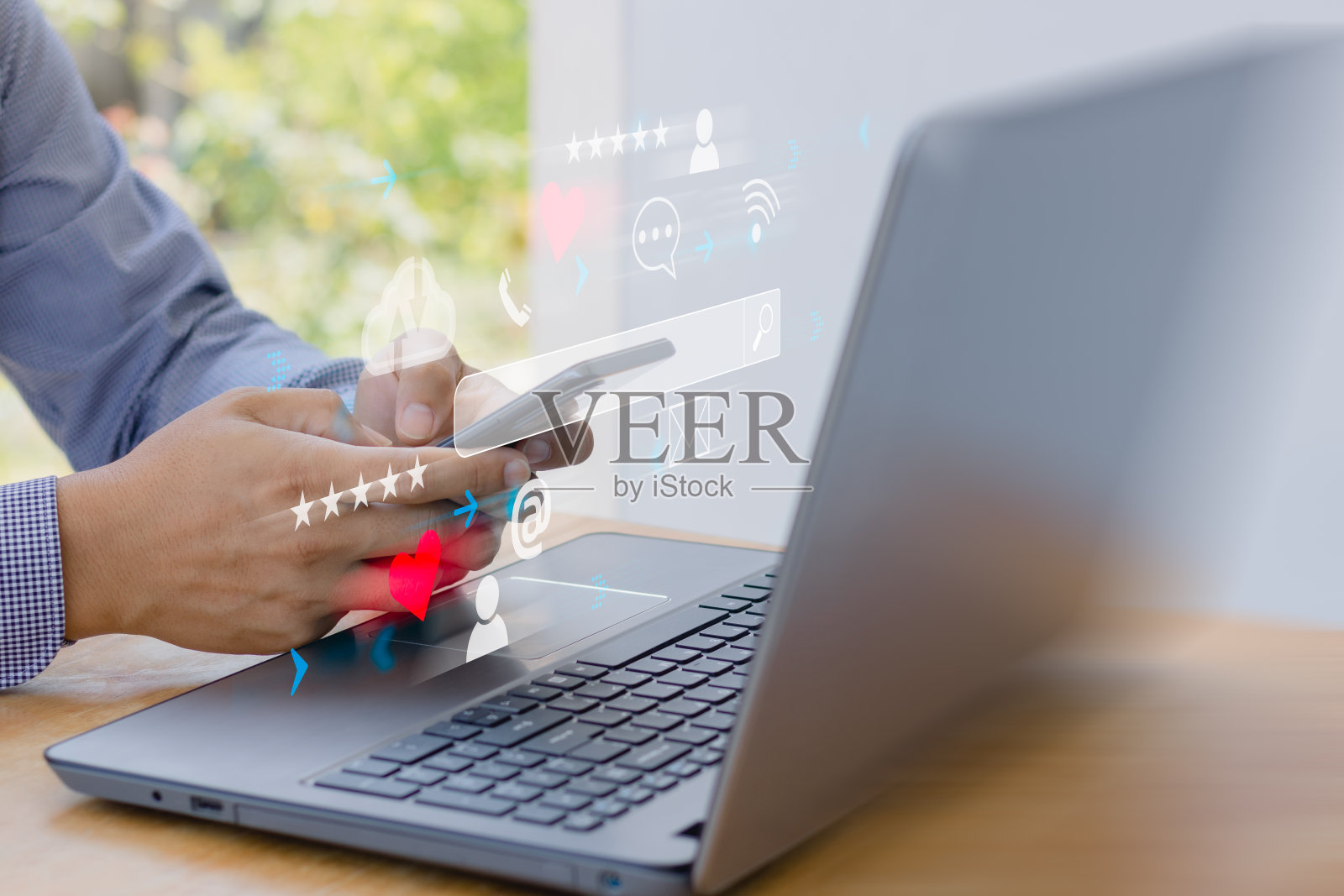 搜索引擎优化，搜索浏览互联网数据信息网络概念，商务人士使用智能手机在网络上查找数据，搜索引擎优化与社交媒体内容。副本的空间。照片摄影图片