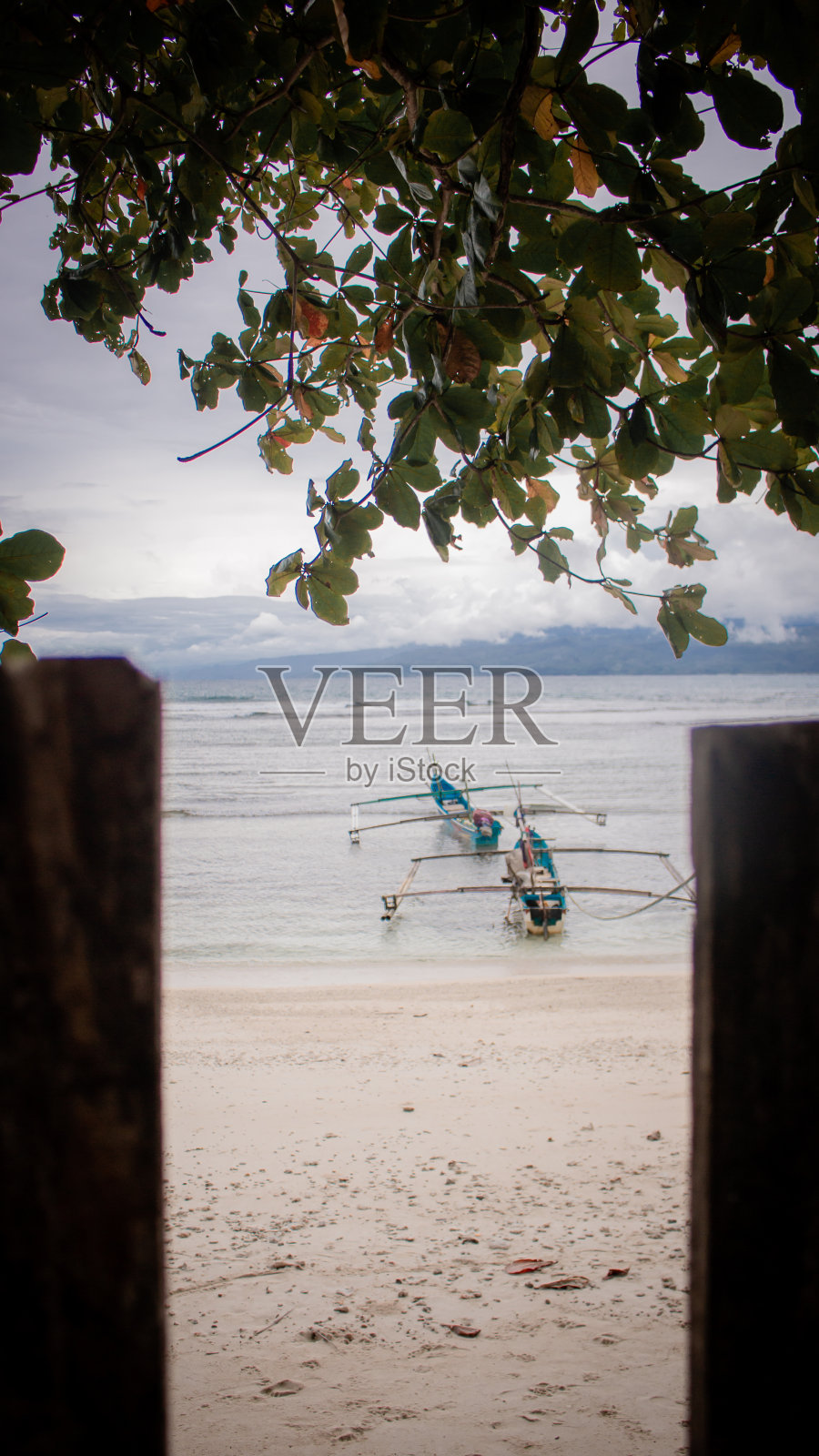 沙滩上的小船照片摄影图片