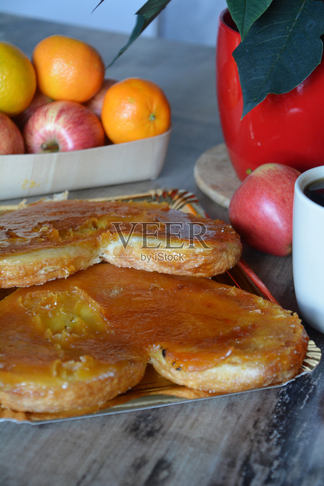 酥皮棕榈饼干饼干上面有烤蛋黄在小食盘。照片摄影图片