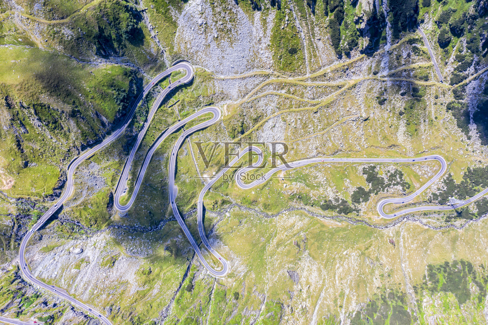 鸟瞰图中令人惊叹的山路照片摄影图片