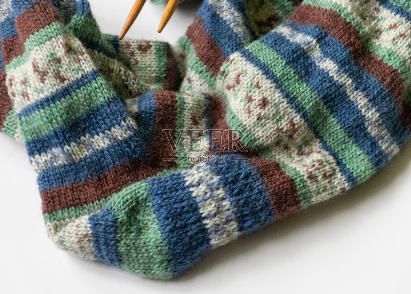 毛呢针织袜，针织纱和针织针，针织时尚，针线服，冬季爱好，针线活儿概念。照片摄影图片