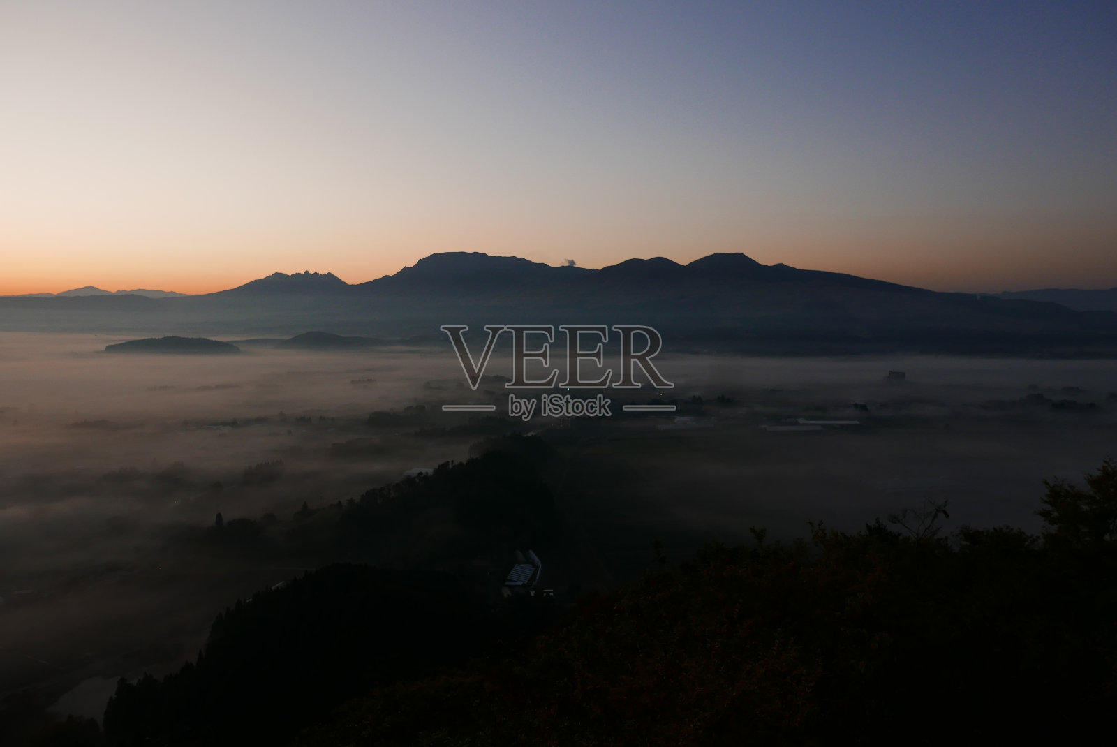 阿索地区是世界上最大的有人居住的火山口，被称为阿索山。阿索火山口的云海被称为“云海”，是最好的风景之一。照片摄影图片