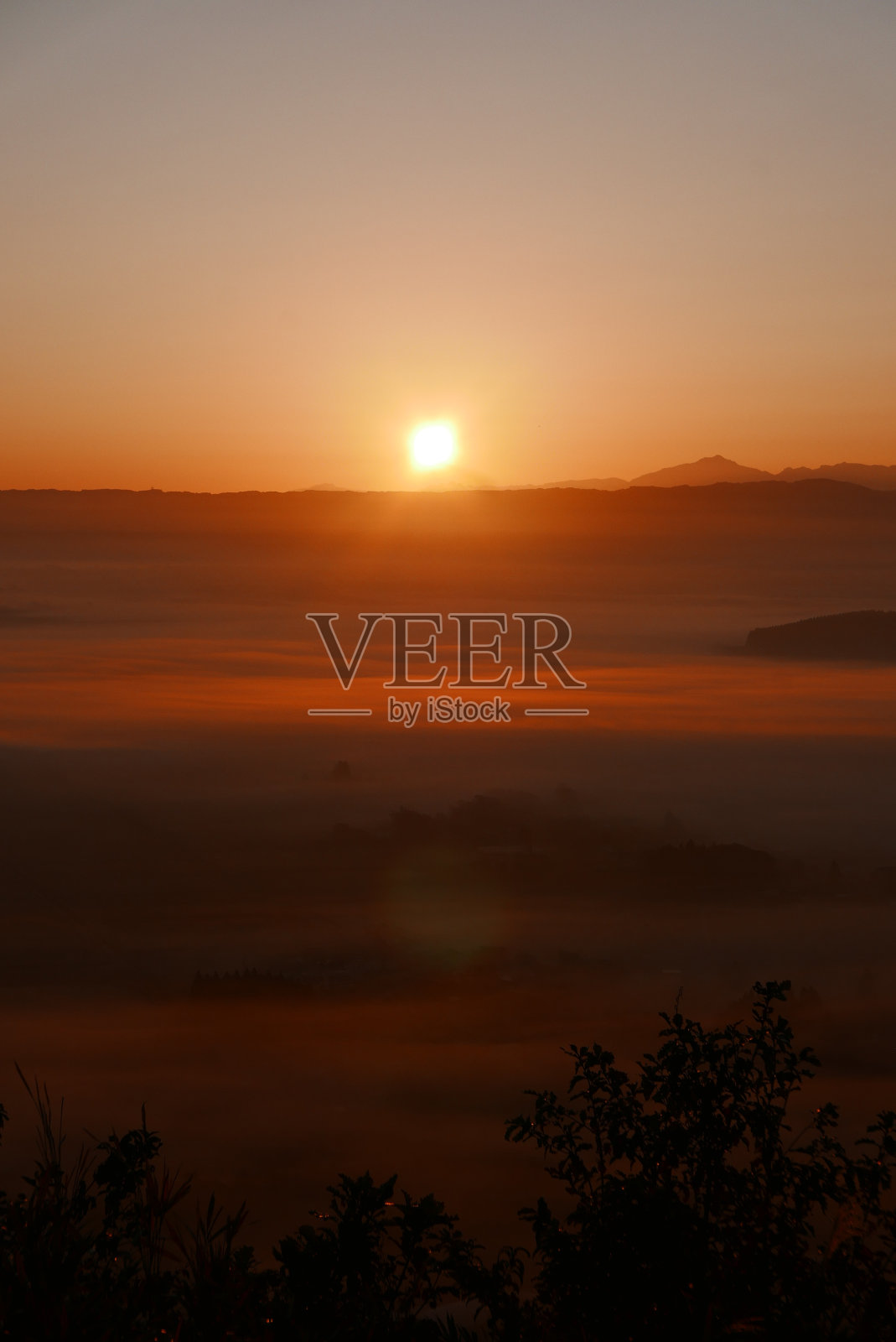 阿索地区是世界上最大的有人居住的火山口，被称为阿索山。阿索火山口的云海被称为“云海”，是最好的风景之一。照片摄影图片