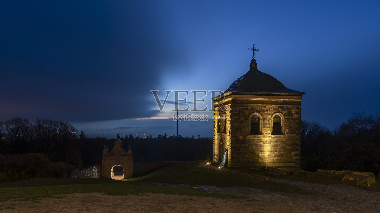 欧洲波兰的Swietokrzyskie Voivodeship，日出前的圣十字(秃峰)上的前本笃会修道院建筑群钟楼照片摄影图片