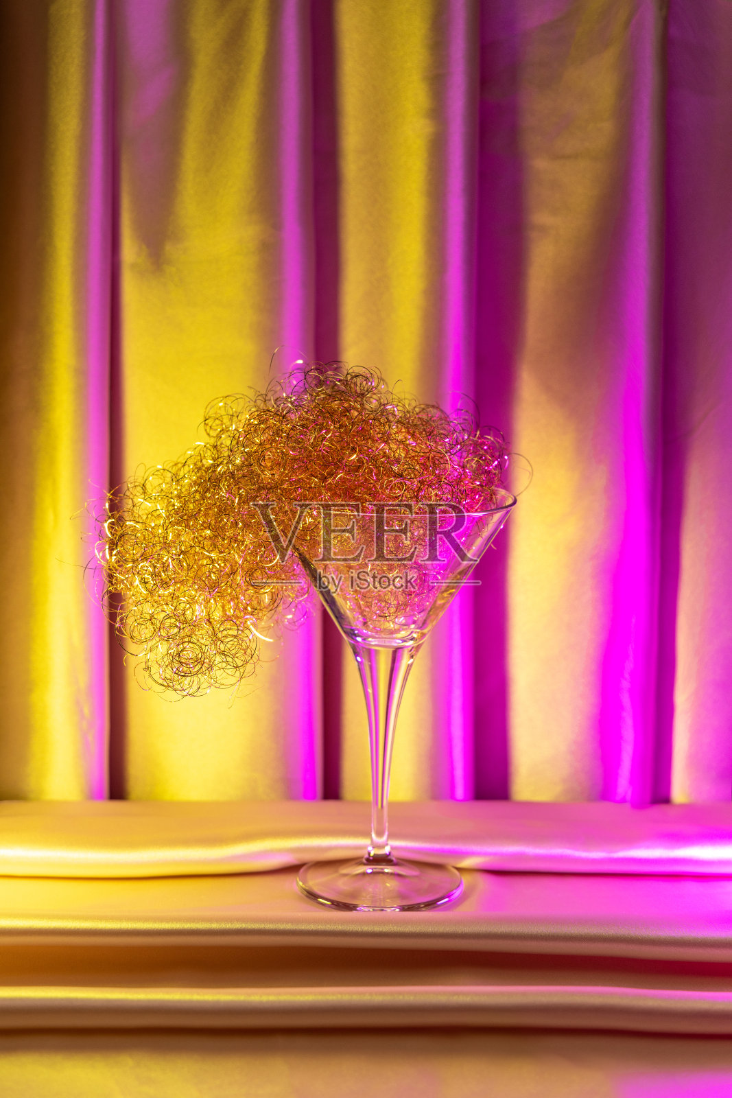 抽象的派对概念，带有闪亮装饰和霓虹灯的鸡尾酒杯照片摄影图片