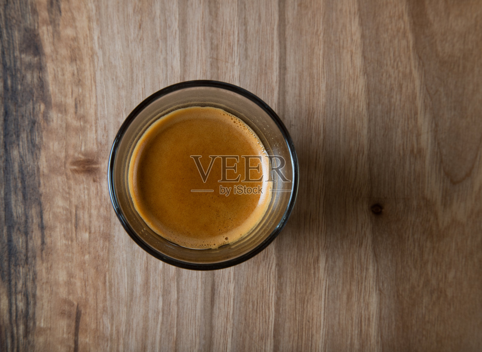 桌上有杯浓缩咖啡照片摄影图片