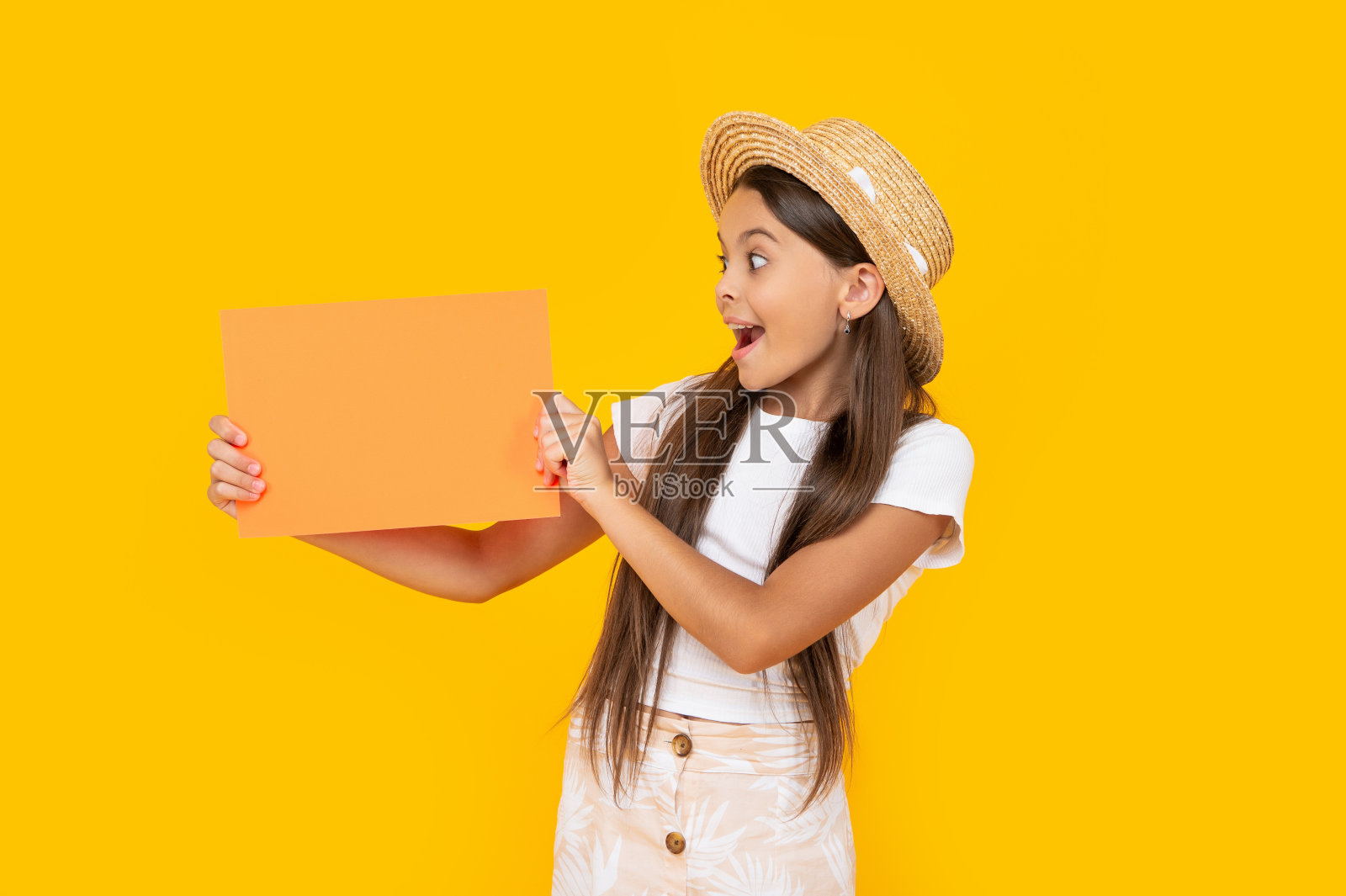 惊奇的少女与复制空间在橙色纸上的黄色背景照片摄影图片