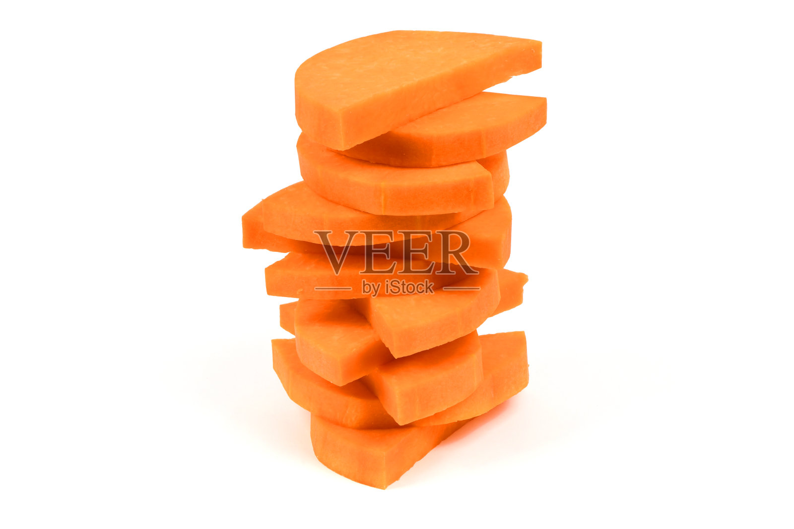 背景与成熟的切片冬南瓜在白色背景照片摄影图片