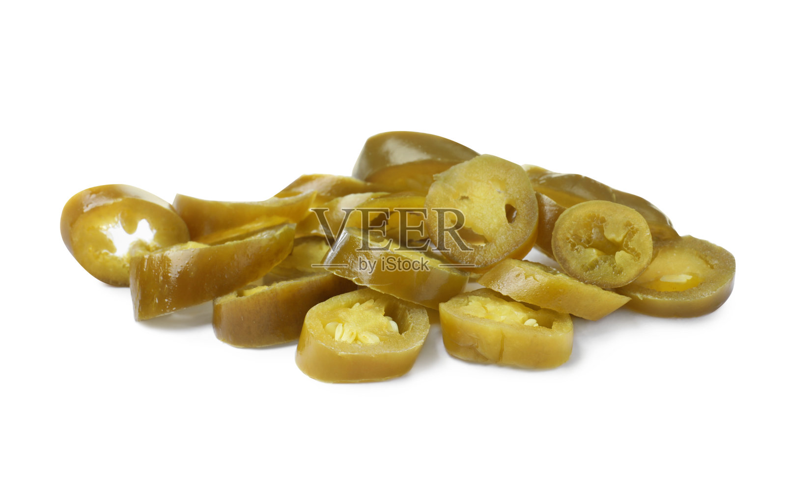 白色背景下的绿色腌墨西哥胡椒片照片摄影图片
