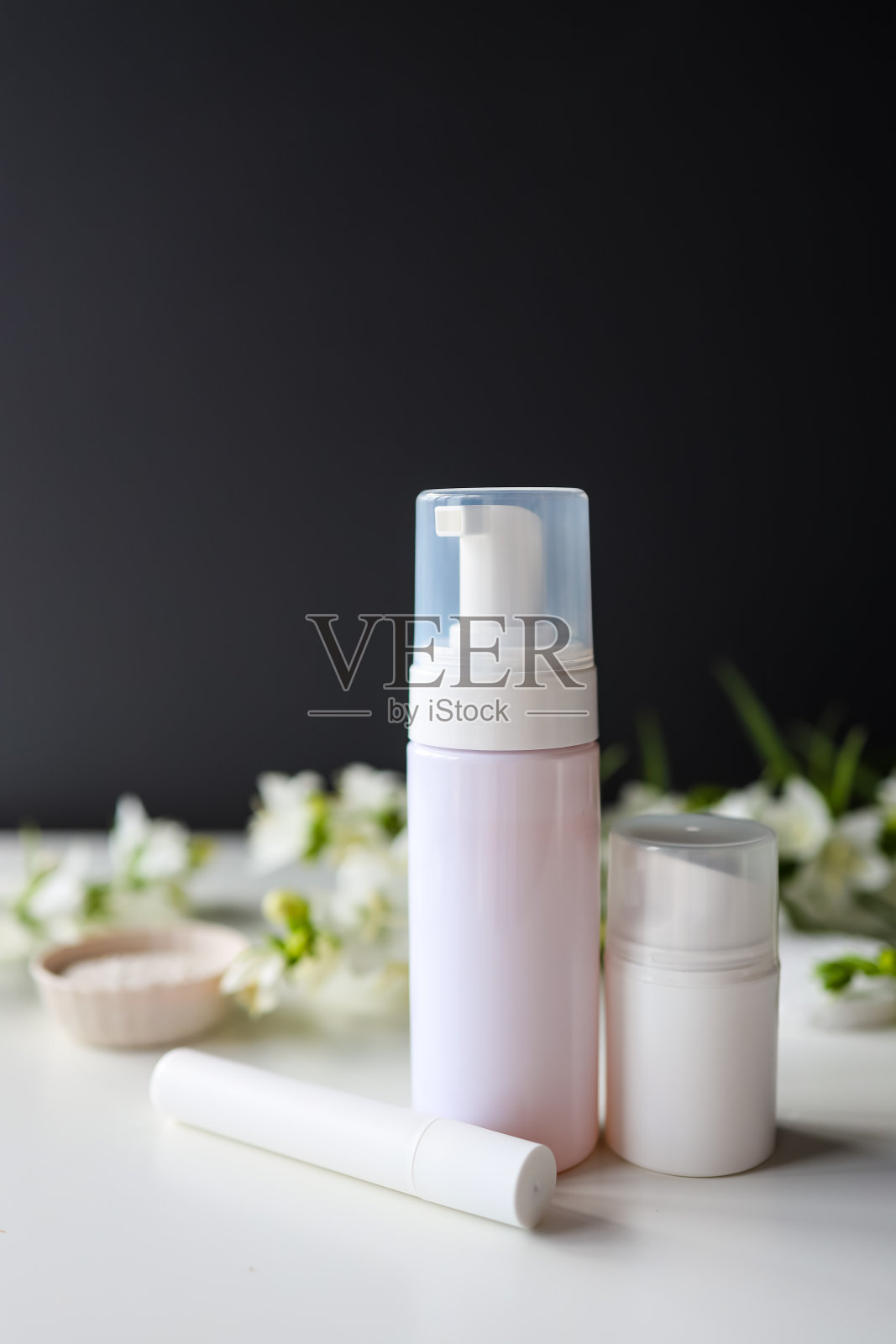 一套白色背景的化妆品护肤产品。放置你的logo的地方照片摄影图片