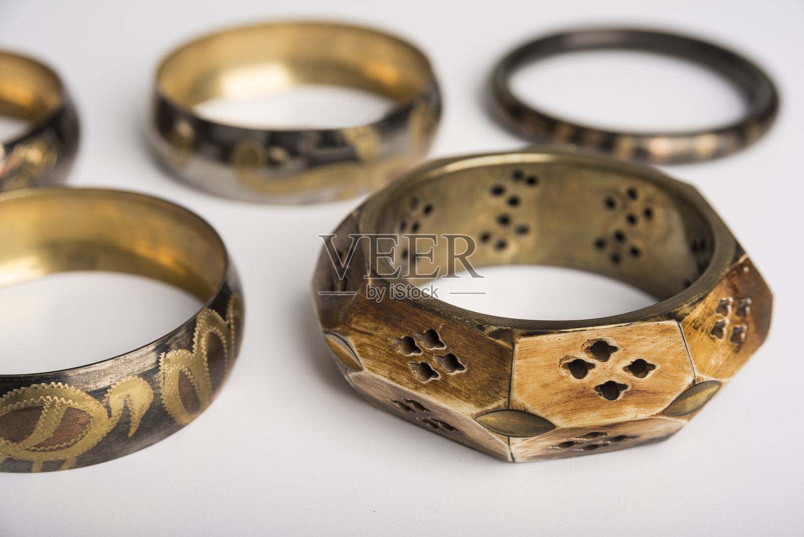 白色手镯上的东方骨和金属照片摄影图片