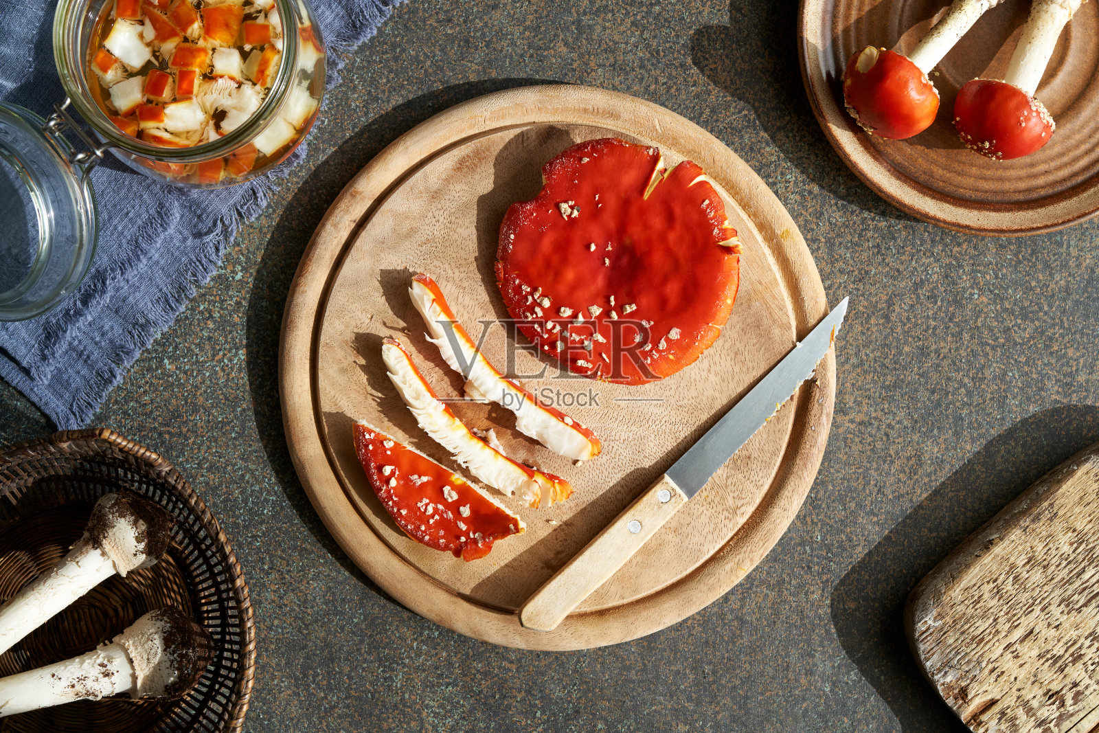 切桔蝇木耳自制草药酊剂照片摄影图片