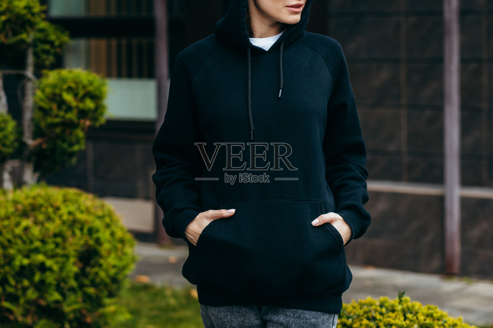 戴眼镜，穿黑色卫衣的年轻女子照片摄影图片