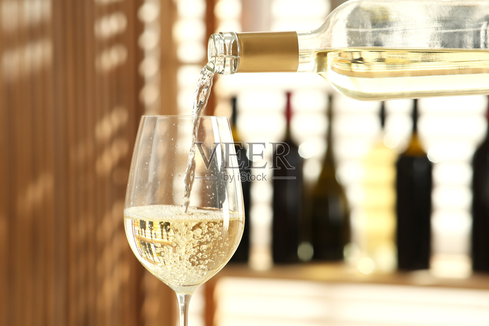 在餐厅倒酒，特写照片摄影图片