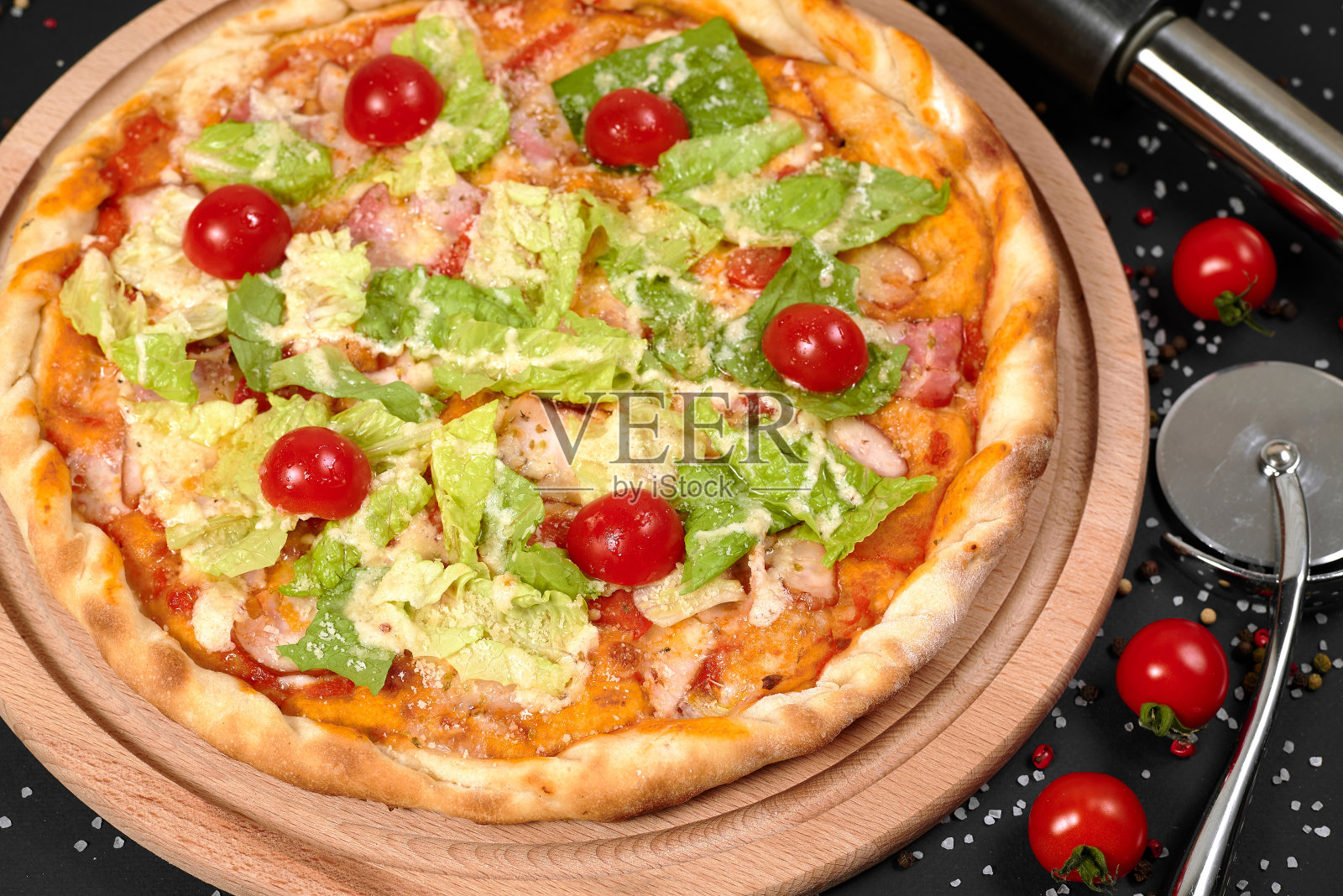 桌子上披萨的照片照片摄影图片