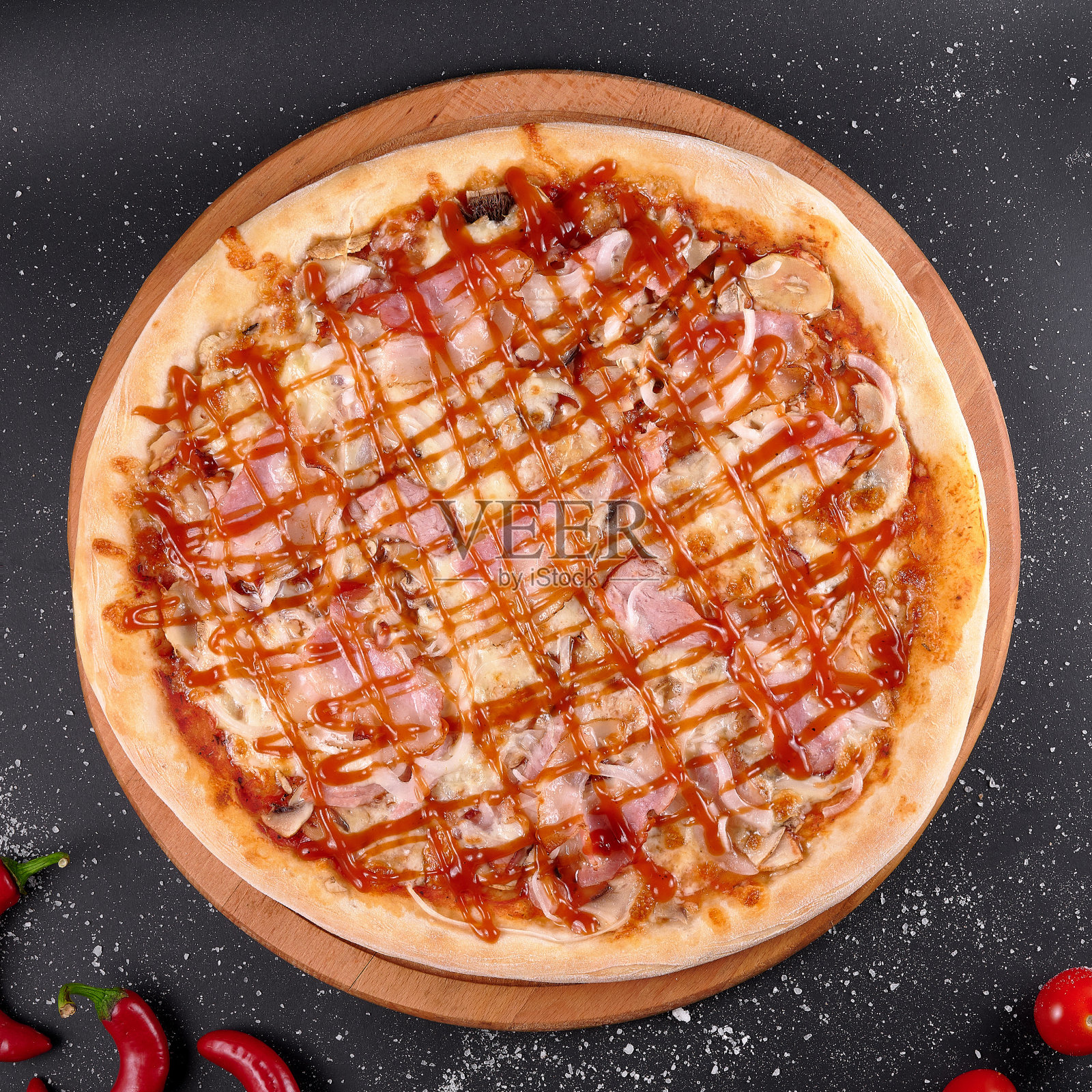 桌子上披萨的照片照片摄影图片