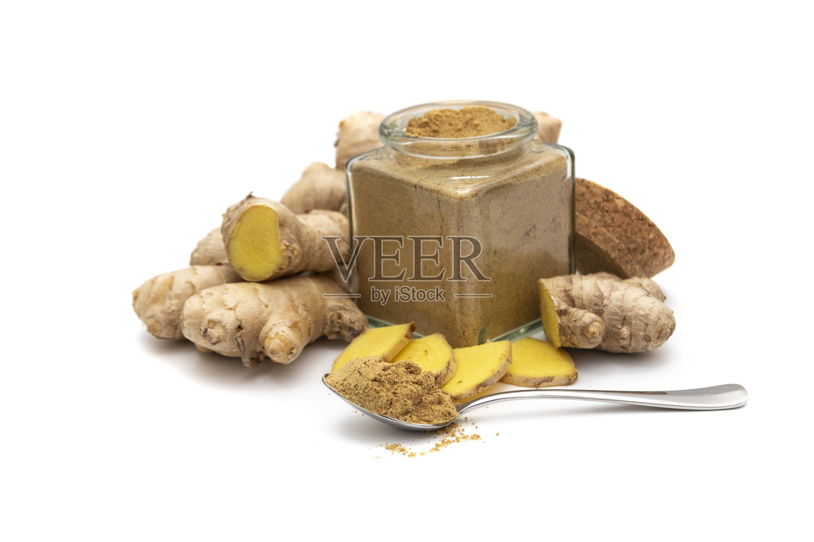 姜和一个玻璃碗姜粉，孤立在白色的背景。照片摄影图片