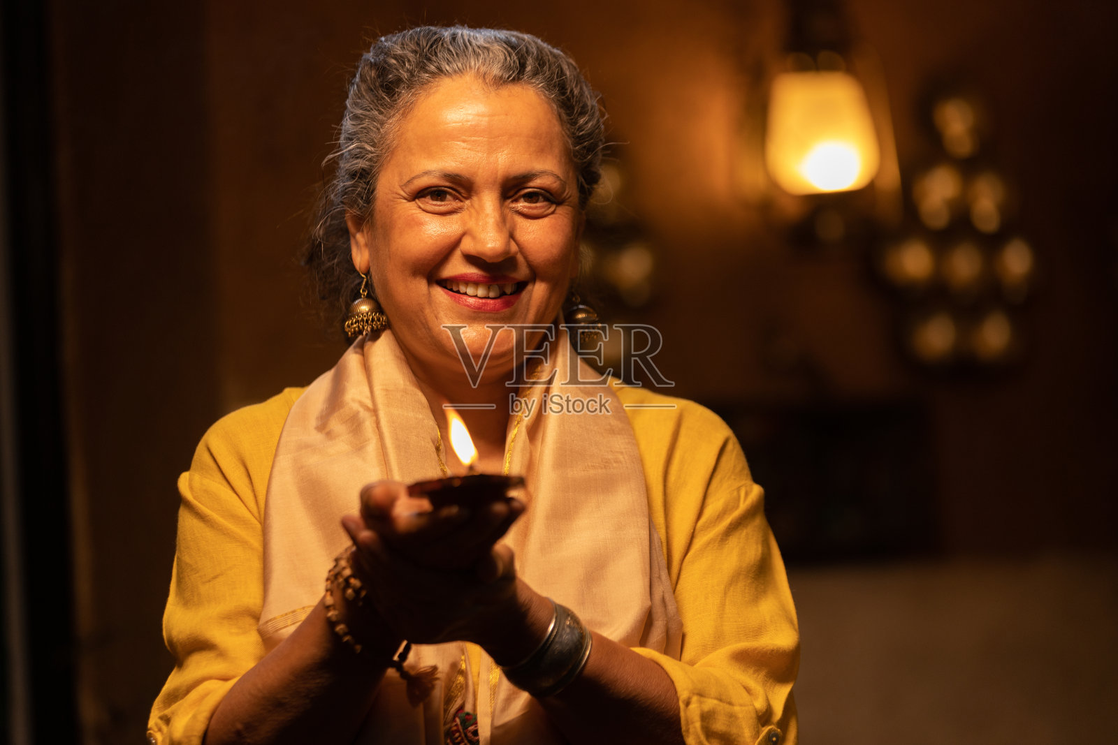 女前辈双手合十欢迎的画像照片摄影图片