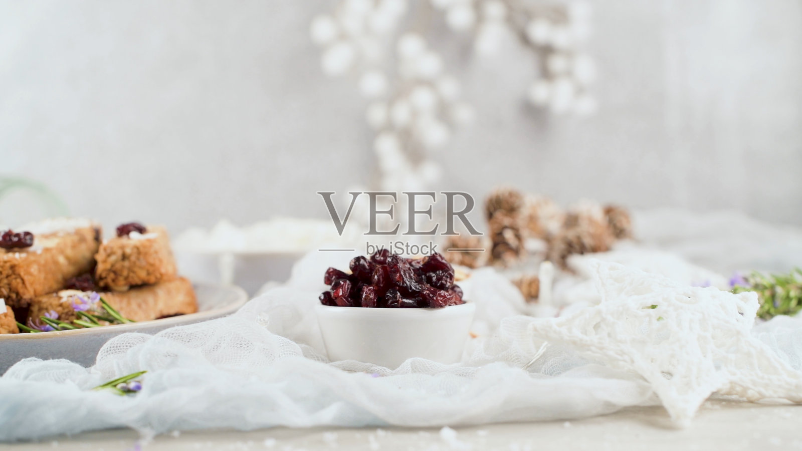 杏仁，椰子和蔓越莓的谷物棒照片摄影图片