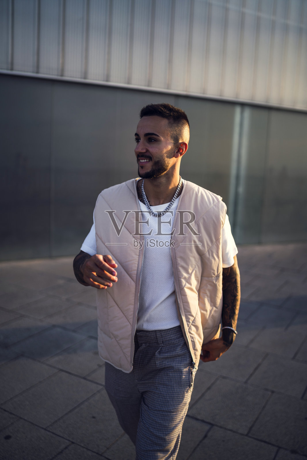 在西班牙的大街上，一个有纹身的性感欧洲男人的垂直镜头照片摄影图片