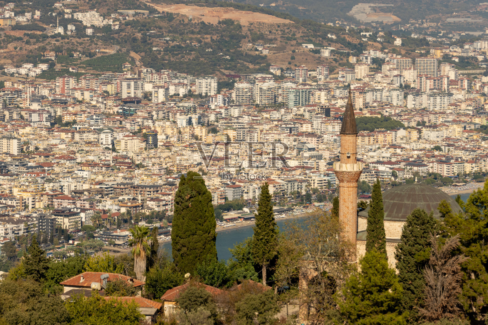 从鸟瞰阿兰亚(土耳其)的城市照片摄影图片
