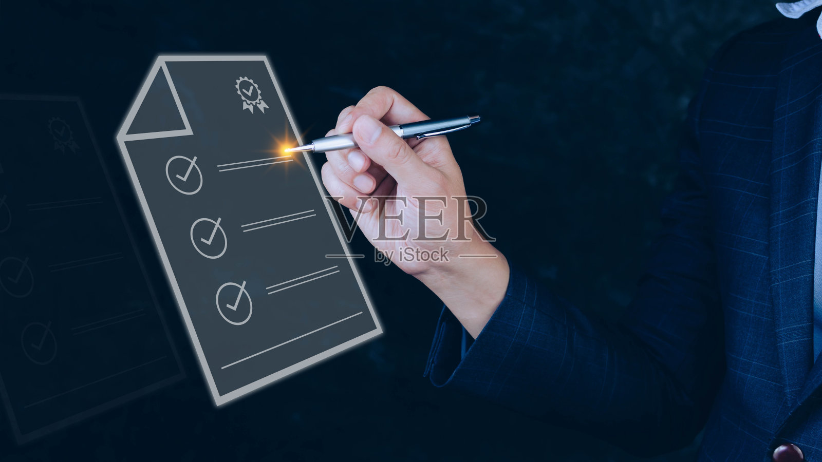 网上商务合同电子化，无纸化办公理念，文件管理，商家在数字文件上签订电子文件。照片摄影图片