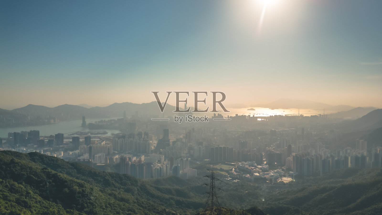 2022年5月20日，从飞鹅山俯瞰朦胧的香港天际线照片摄影图片